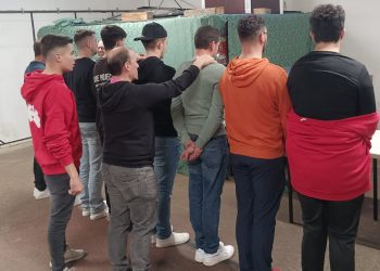 La cofradía peñarandina de Jesús Amigo de los Niños realiza la «igualá» de sus costaleros para portar el paso de la Borriquilla