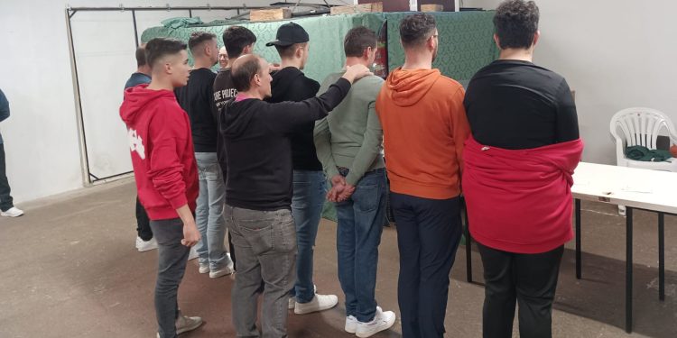 La cofradía peñarandina de Jesús Amigo de los Niños realiza la «igualá» de sus costaleros para portar el paso de la Borriquilla