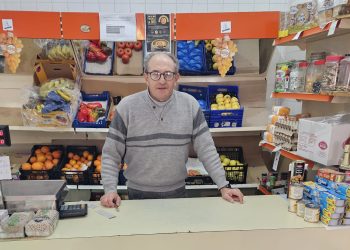 José Guerras, histórico tendero del barrio de Santa Ana en Macotera desde hace 37 años: «En los pueblos comercio que cierra, comercio que no se vuelve a abrir»