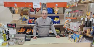 José Guerras, histórico tendero del barrio de Santa Ana en Macotera desde hace 37 años: «En los pueblos comercio que cierra, comercio que no se vuelve a abrir»