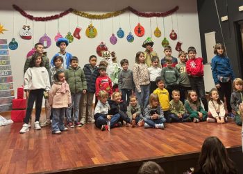 El rey Melchor y sus pajes recogen las cartas de la infancia en un encuentro celebrado en Macotera en el teatro de Santa Ana