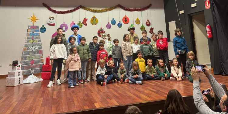 El rey Melchor y sus pajes recogen las cartas de la infancia en un encuentro celebrado en Macotera en el teatro de Santa Ana