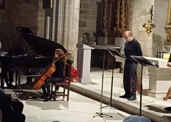 Mancera de Abajo disfruta del «Cántico Espiritual de San Juan de la Cruz» en una iglesia llena de público e intensas ovaciones