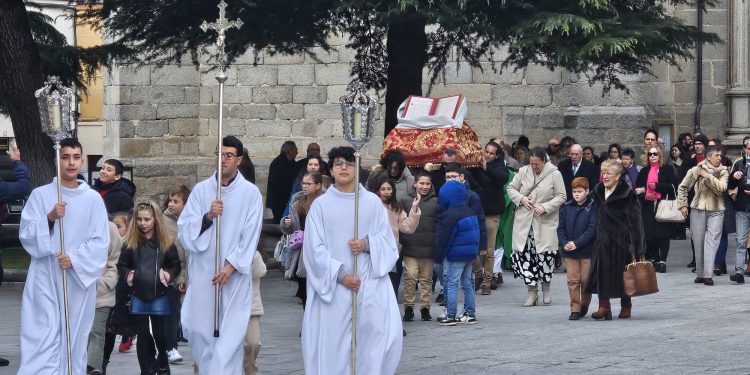 La parroquia de Peñaranda celebra el Domingo de la Palabra de Dios con una procesión que ha recorrido dos de las plazas