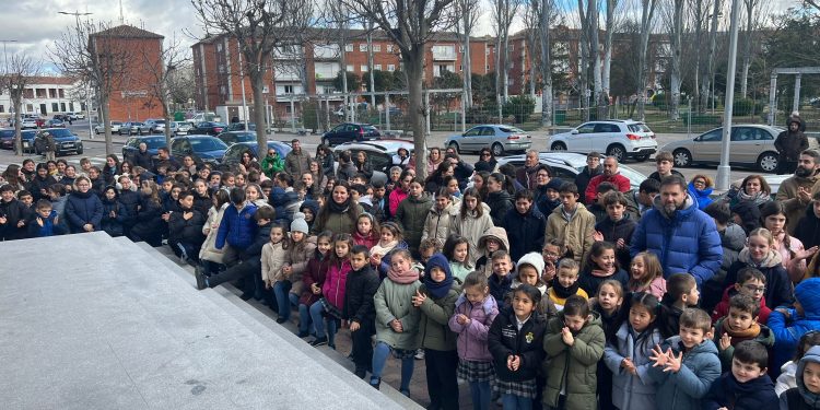 La comunidad educativa del colegio La Encarnación celebra en Peñaranda el Día de la Paz con una concentración y un manifiesto