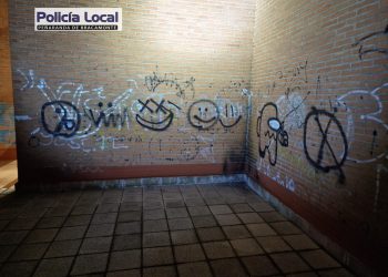 Agentes de la Policía Local de Peñaranda sorprenden a tres menores que estaban realizando pintadas en el pabellón cubierto