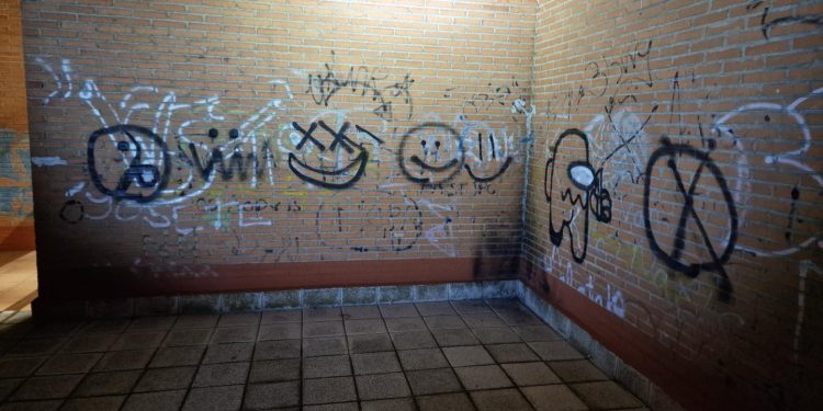 Agentes de la Policía Local de Peñaranda sorprenden a tres menores que estaban realizando pintadas en el pabellón cubierto