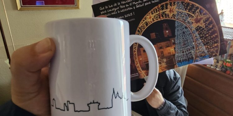 El Ayuntamiento de Peñaranda reparte más de 200 regalos de Reyes entre los mayores de la localidad para llevarles la ilusión