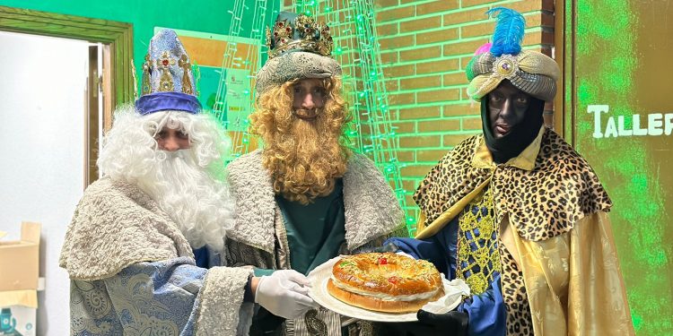 Melchor, Gaspar y Baltasar comparten en Peñaranda un delicioso roscón con el que han cogido fuerzas para repartir regalos