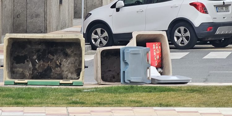 Las fuertes rachas de viento obligan a restringir el acceso a Los Jardines y dejan contenedores por el suelo en Peñaranda