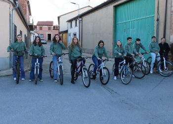 Los quint@s de Villaflores eligen las bicicletas para su carrera de cintas donde no han faltado aplausos y ánimos de sus vecinos