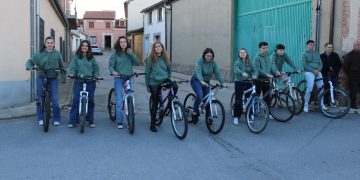 Los quint@s de Villaflores eligen las bicicletas para su carrera de cintas donde no han faltado aplausos y ánimos de sus vecinos