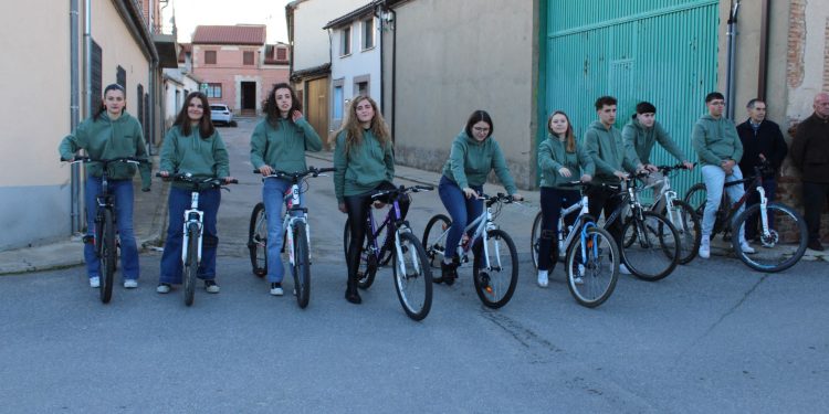 Los quint@s de Villaflores eligen las bicicletas para su carrera de cintas donde no han faltado aplausos y ánimos de sus vecinos
