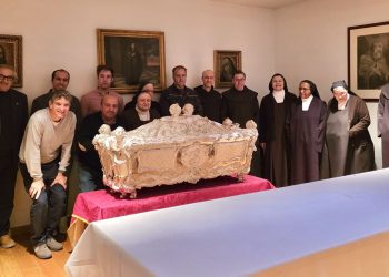 El cuerpo de Santa Teresa de Jesús y la reliquia del santo brazo están ya en el monasterio de las Carmelitas Descalzas de Alba