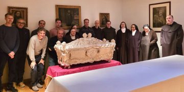 El cuerpo de Santa Teresa de Jesús y la reliquia del santo brazo están ya en el monasterio de las Carmelitas Descalzas de Alba