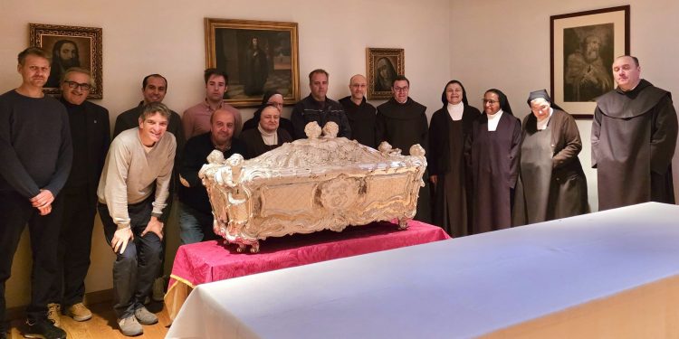 El cuerpo de Santa Teresa de Jesús y la reliquia del santo brazo están ya en el monasterio de las Carmelitas Descalzas de Alba