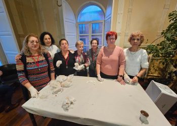 Las águedas inician su fiesta en Peñaranda con una chocolatada a beneficio de Aerscyl que han ofrecido en el salón del centro social