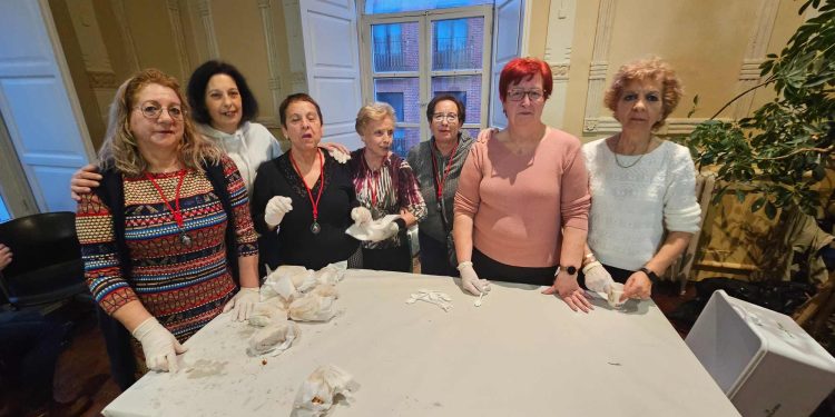 Las águedas inician su fiesta en Peñaranda con una chocolatada a beneficio de Aerscyl que han ofrecido en el salón del centro social