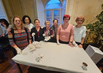 Las águedas inician su fiesta en Peñaranda con una chocolatada a beneficio de Aerscyl que han ofrecido en el salón del centro social