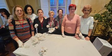 Las águedas inician su fiesta en Peñaranda con una chocolatada a beneficio de Aerscyl que han ofrecido en el salón del centro social