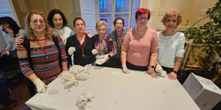 Las águedas inician su fiesta en Peñaranda con una chocolatada a beneficio de Aerscyl que han ofrecido en el salón del centro social