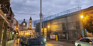 La instalación de una grúa para las obras del Palacio en Peñaranda condiciona temporalmente el tránsito peatonal en la plaza