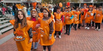 Los colegios Miguel de Unamuno y Severiano Montero llenan de ambiente carnavalero las calles y plazas de Peñaranda