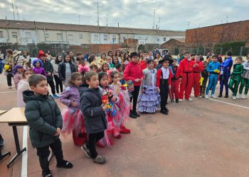 La comunidad educativa del colegio La Encarnación celebra en Peñaranda su Carnaval Misionero con una gran participación