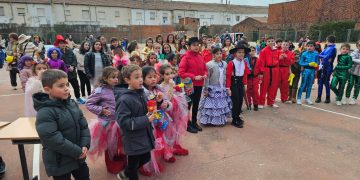 La comunidad educativa del colegio La Encarnación celebra en Peñaranda su Carnaval Misionero con una gran participación