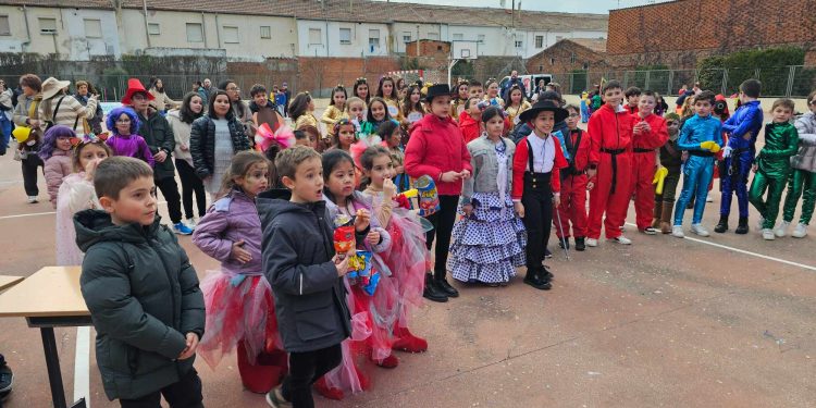 La comunidad educativa del colegio La Encarnación celebra en Peñaranda su Carnaval Misionero con una gran participación