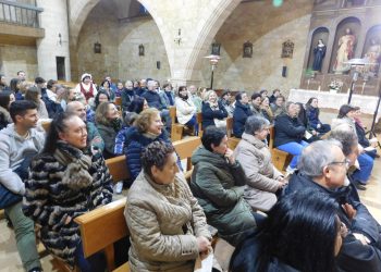 Los vecinos de Arabayona de Mógica disfrutan en su iglesia con la representación de la exitosa obra teatral «Buscando a Nebrija»