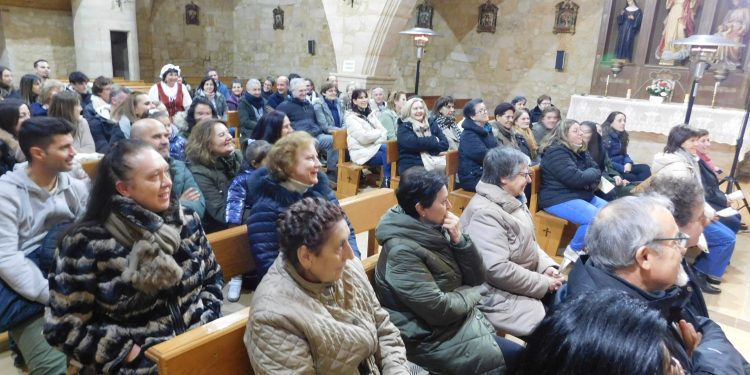 Los vecinos de Arabayona de Mógica disfrutan en su iglesia con la representación de la exitosa obra teatral «Buscando a Nebrija»