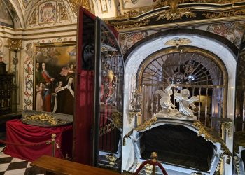 El estudio del sepulcro de Santa Teresa de Jesús permitirá la reconstrucción facial de la fundadora del Carmelo Descalzo