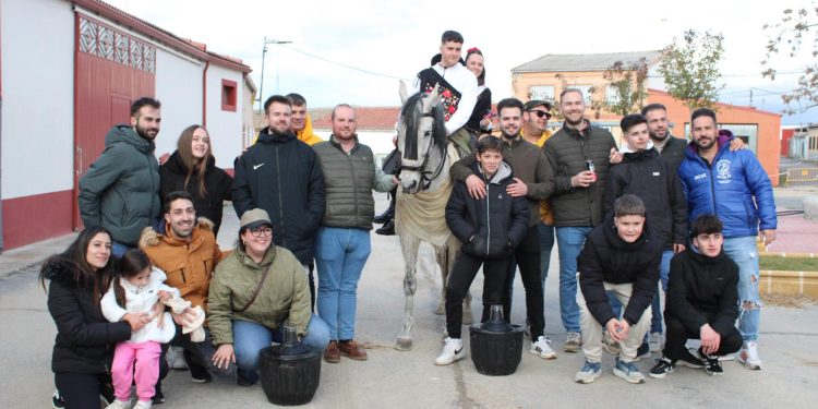 Adrián, único quinto de Poveda de las Cintas de este año, que ha perpetuado la tradición de correr las cintas en las eras del pueblo