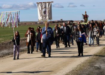 San Blas y las típicas gargantillas protagonizan en Santiago de la Puebla la romería hasta los restos de la antigua ermita mudéjar