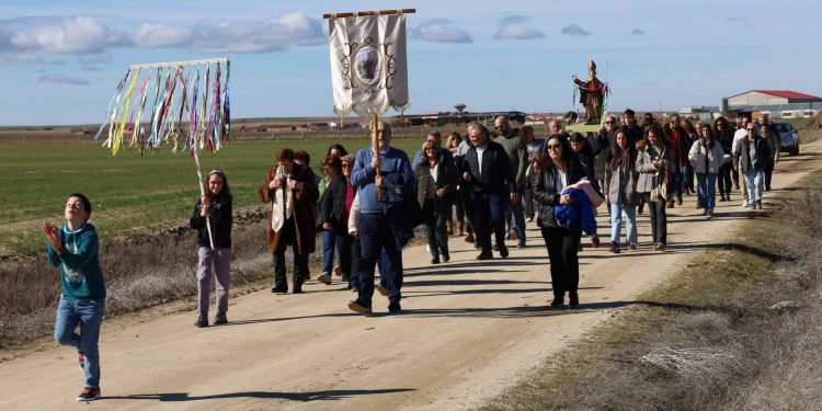 San Blas y las típicas gargantillas protagonizan en Santiago de la Puebla la romería hasta los restos de la antigua ermita mudéjar