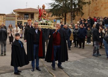 Babilafuente acompaña a San Blas en procesión y despide sus fiestas patronales con un gran vino de honor en el multiusos