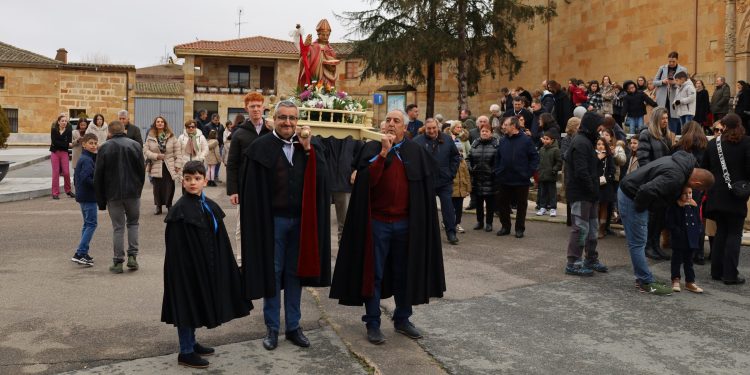 Babilafuente acompaña a San Blas en procesión y despide sus fiestas patronales con un gran vino de honor en el multiusos