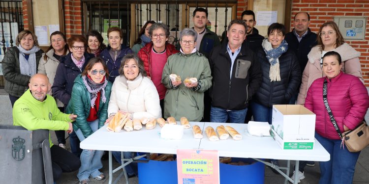 Macotera se vuelca un año más con la Operación Bocata a favor de Manos Unidas con un gran ambiente en la plaza Mayor