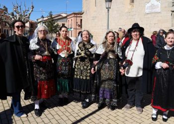 Macotera se convierte en capital de la capa y el traje charro con un exitoso encuentro que ha reunido a más de 300 participantes