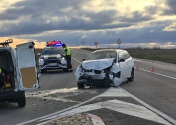 Dos heridos en un aparatoso accidente en el cruce de Riolobos en el que se han visto implicados una furgoneta y un turismo