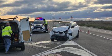 Dos heridos en un aparatoso accidente en el cruce de Riolobos en el que se han visto implicados una furgoneta y un turismo