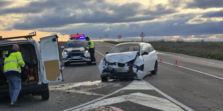 Dos heridos en un aparatoso accidente en el cruce de Riolobos en el que se han visto implicados una furgoneta y un turismo
