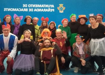 El grupo Activa adelanta el Carnaval en Peñaranda luciendo sus disfraces en las clases de ejercicio físico en el pabellón cubierto