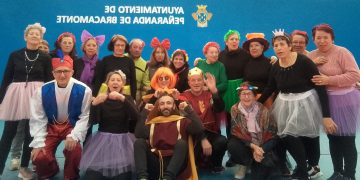 El grupo Activa adelanta el Carnaval en Peñaranda luciendo sus disfraces en las clases de ejercicio físico en el pabellón cubierto
