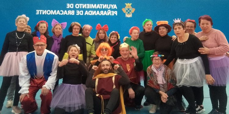 El grupo Activa adelanta el Carnaval en Peñaranda luciendo sus disfraces en las clases de ejercicio físico en el pabellón cubierto