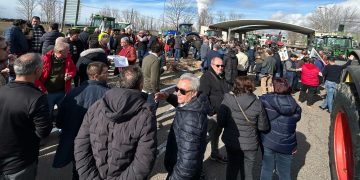 El sector primario se moviliza frente a la planta de biocarburantes de Babilafuente contra los precios «de derribo» del cereal