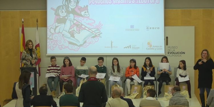 La peñarandina Carla Sánchez muestra sus excelentes dotes lectoras en la final autonómica del concurso de lectura en voz alta