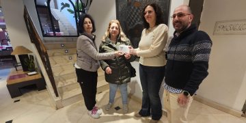 Las aguederas peñarandinas donan a la asociación Aerscyl los 325 euros recaudados en la chocolatada solidaria del día 7