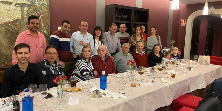 Cesáreo González Bercial celebra en Peñaranda su 80 cumpleaños con una cena en Las Cabañas junto a sus hermanos y sobrinos